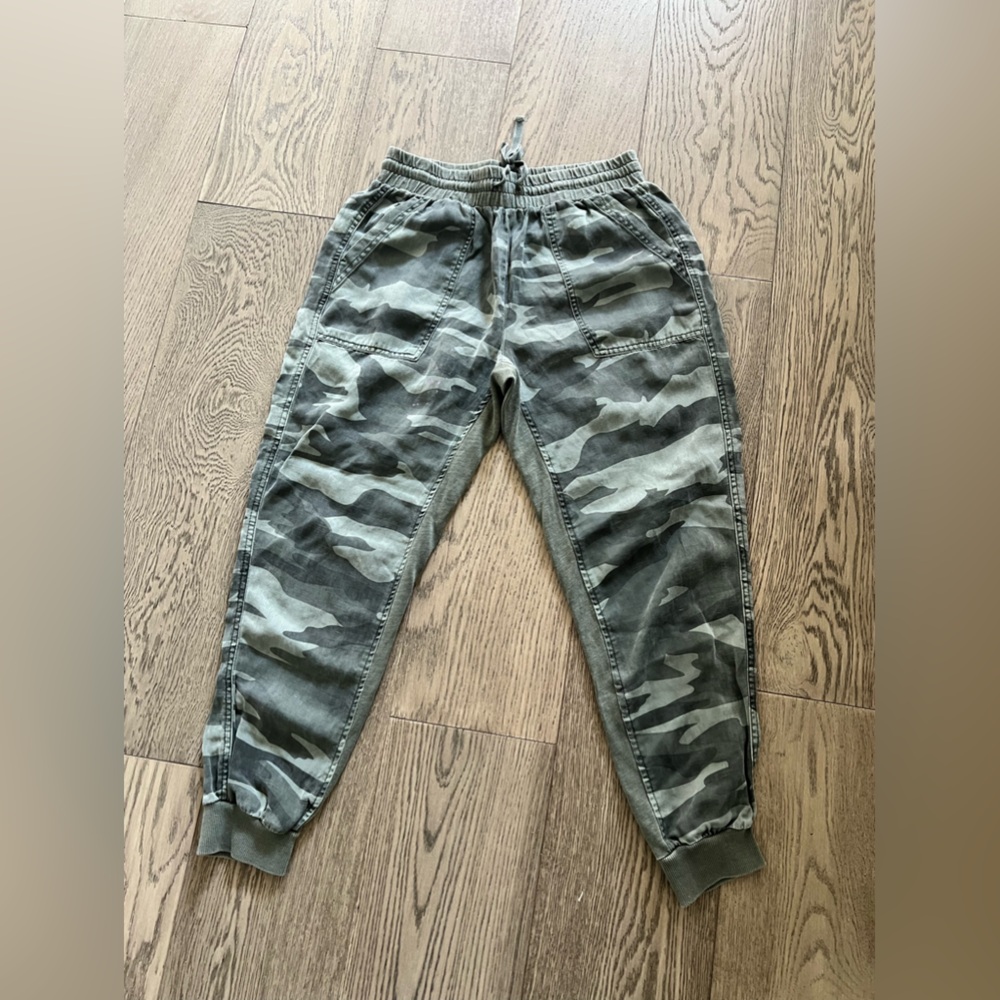Pre Owned in good condition Splendid Girl Camo French Terry Jogger Small
